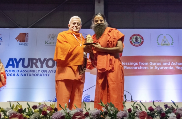 Gr.International Yoga Master and Keilasha award to Yoga rshí Svámin Ramdev Jí Mahá Rája - 2019, November