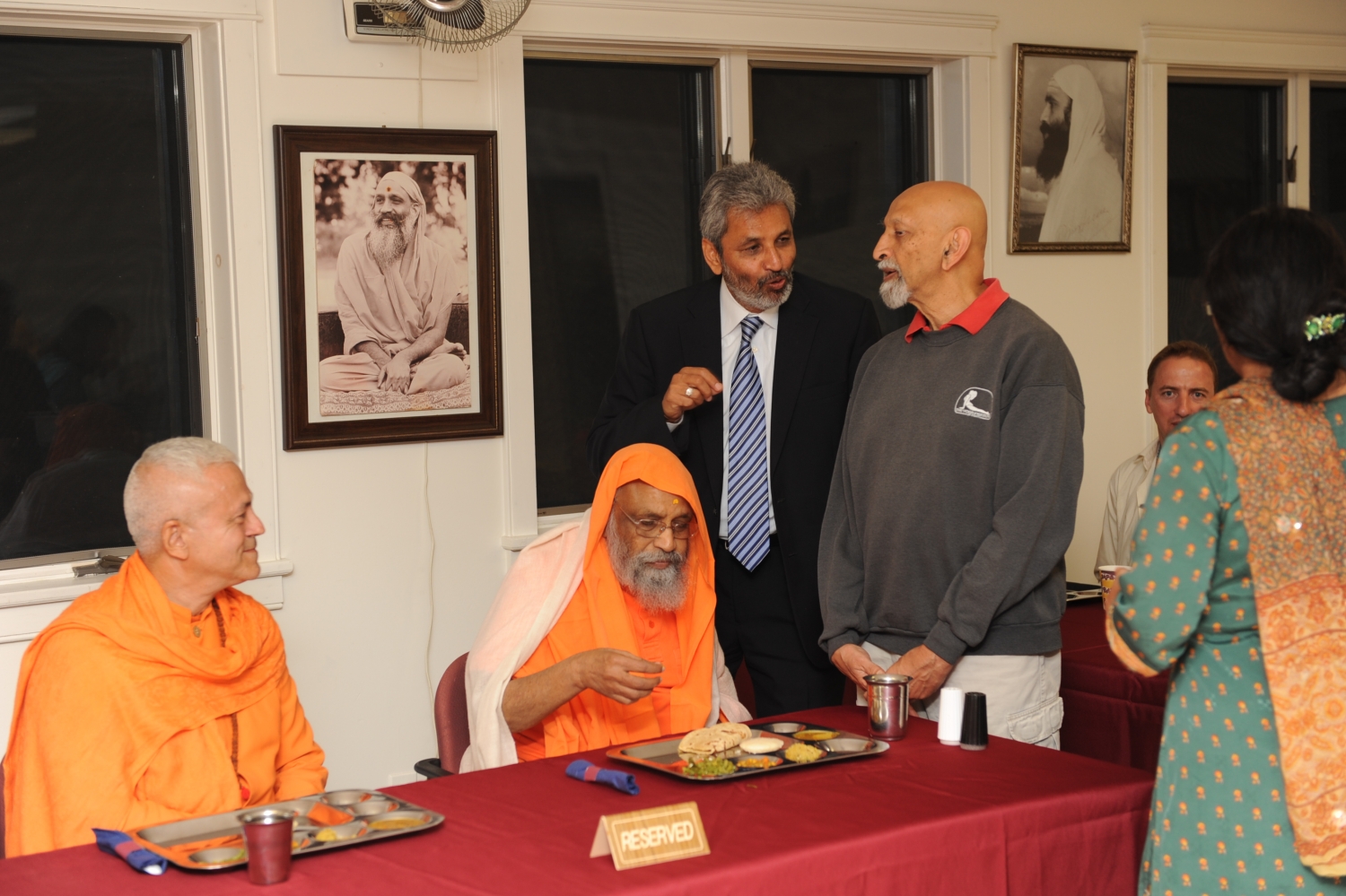 Encuentro de H.H. Jagat Guru Amrta Súryánanda Mahá Rája con H.H. Pujiya Svámin Dayánanda Sarasvatí - Svámin Dayánanda Áshrama, Pennsylvania - 2012, setiembre