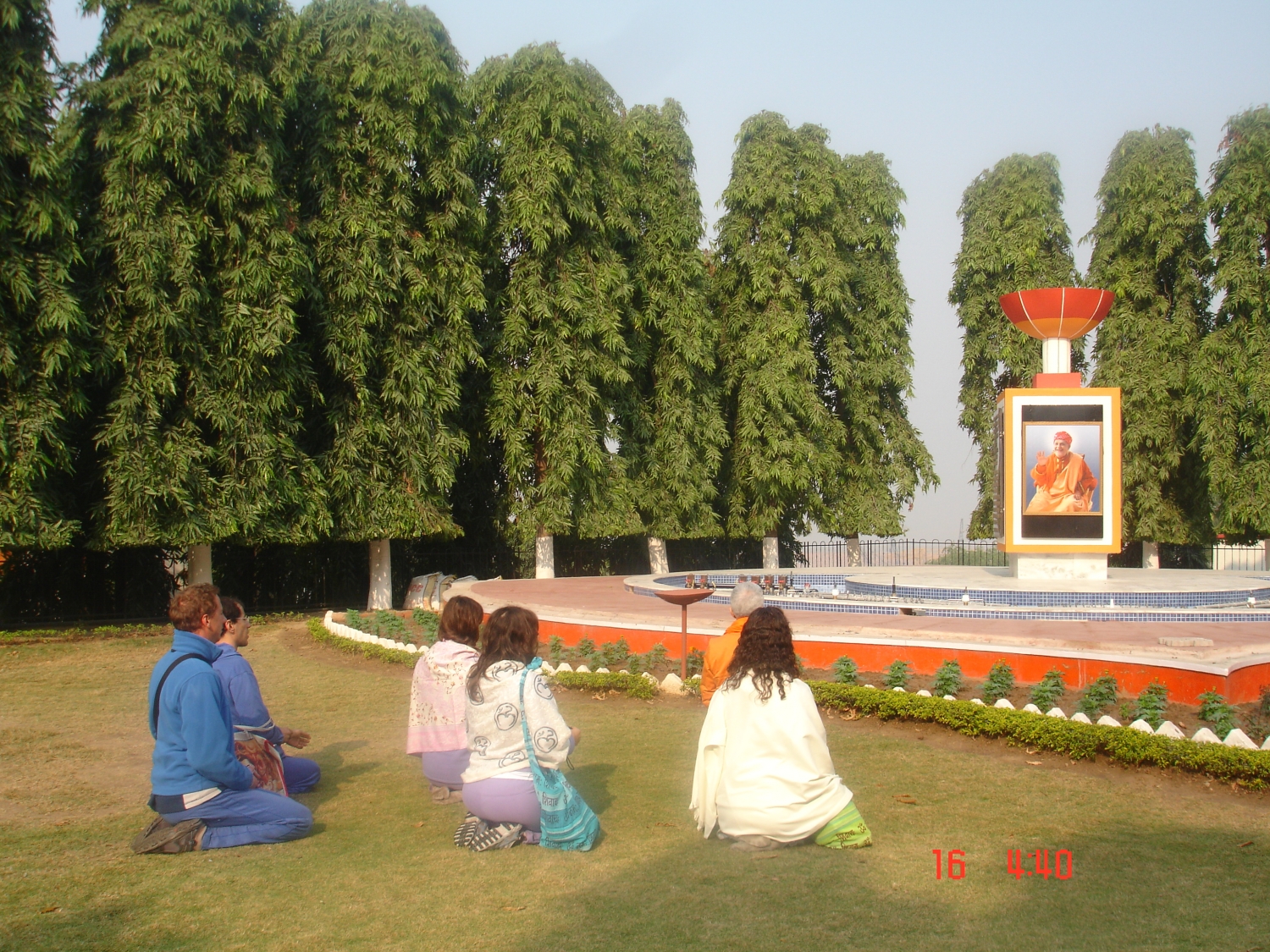 Encontro de H.H. Jagat Guru Amrta Súryánanda Mahá Rája com Svámin Súryaprakash - Bihar School of Yoga, Munger, Índia - 2010, Janeiro