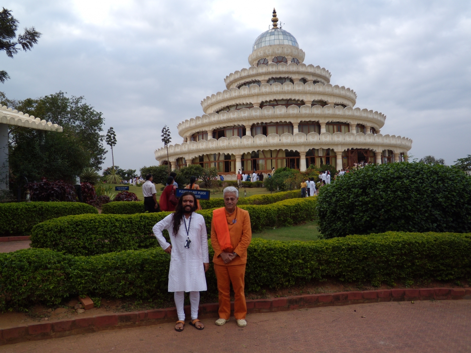 Encontro de H.H. Jagat Guru Amrta Súryánanda Mahá Rája com Shrí Shrí Ravi Shankar - Sede da Art of Living Foundation, Bengaluru, Índia - 2010, Janeiro