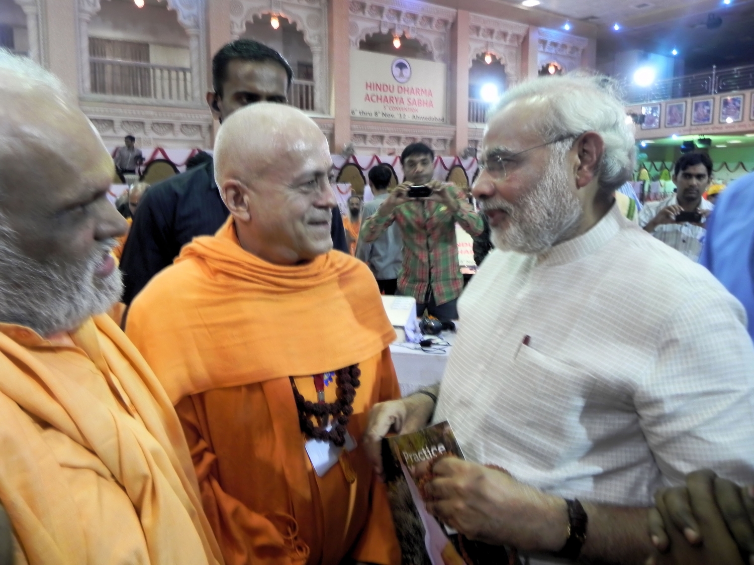 H. H. Jagat Guru Amrta Súryánanda Mahá Rája com Shrí Narendra Modi (nomeado Primeiro Ministro da Índia em 2014)