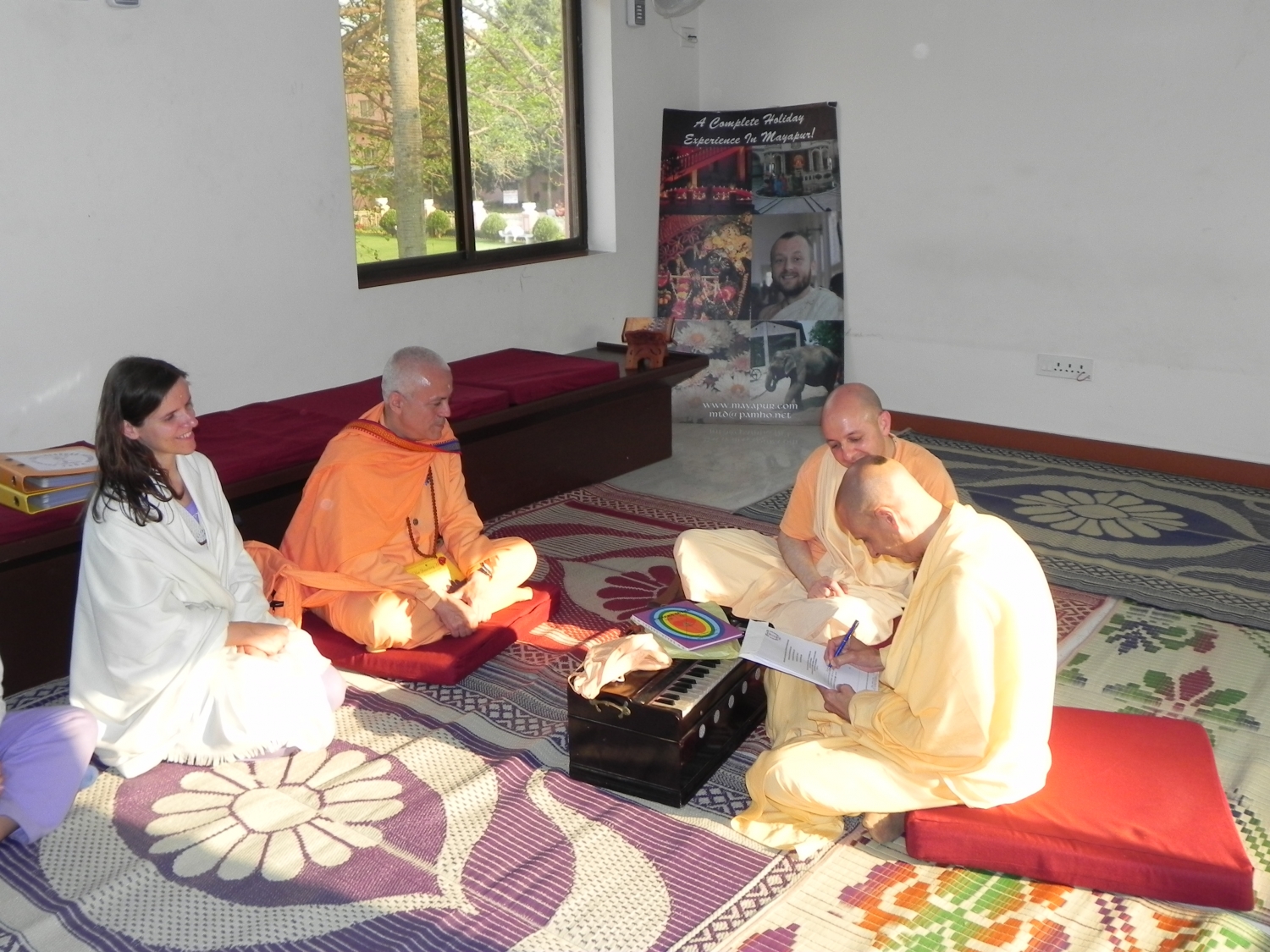Encontro de H.H. Jagat Guru Amrta Sūryānanda Mahā Rāja com Svámin Yadunandana e Svámin Radhanath - ISKCON Hare Krshna - Máyápur, Índia – 2011