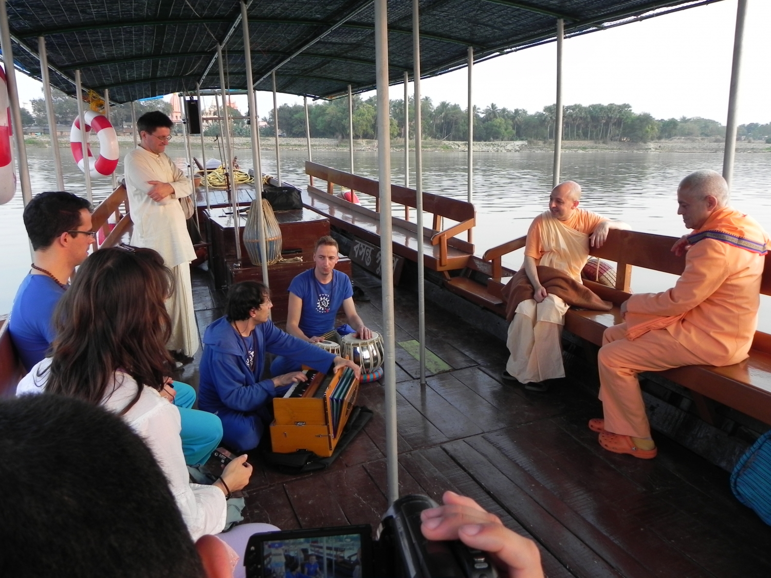 Encontro de H.H. Jagat Guru Amrta Sūryānanda Mahā Rāja com Svámin Yadunandana e Svámin Radhanath - ISKCON Hare Krshna - Máyápur, Índia – 2011