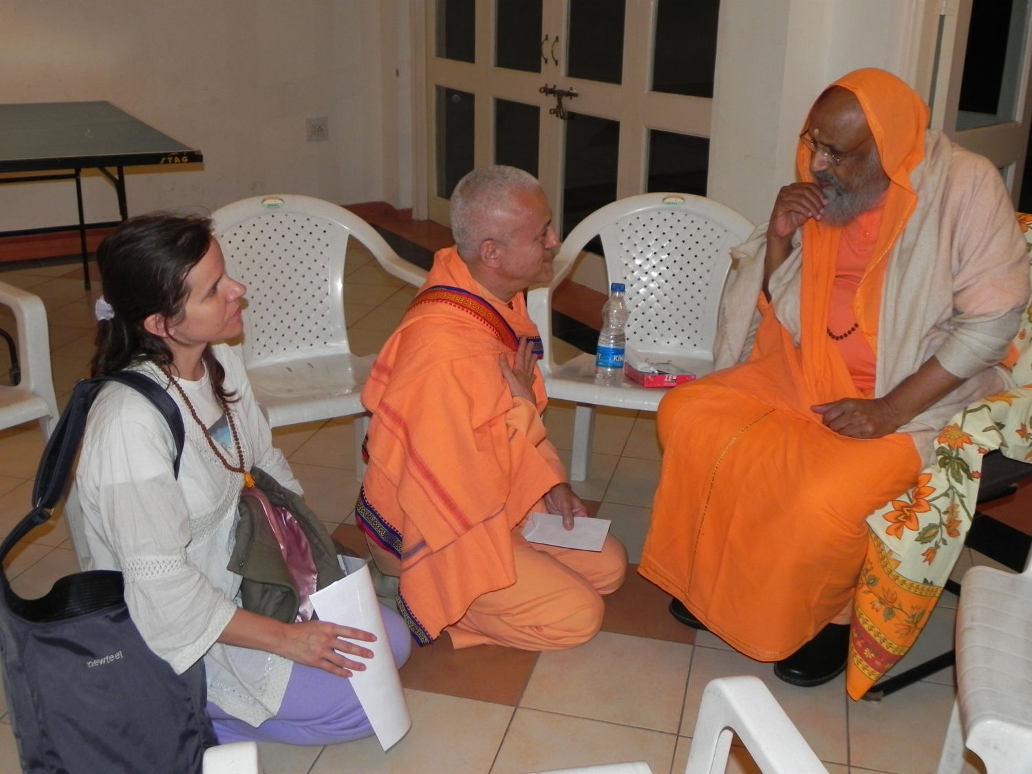 Encontro de H.H. Jagat Guru Amrta Súryánanda Mahá Rája com H.H. Pujiya Svámin Dayánanda Sarasvatí - Ahmedabad, Índia – 2011