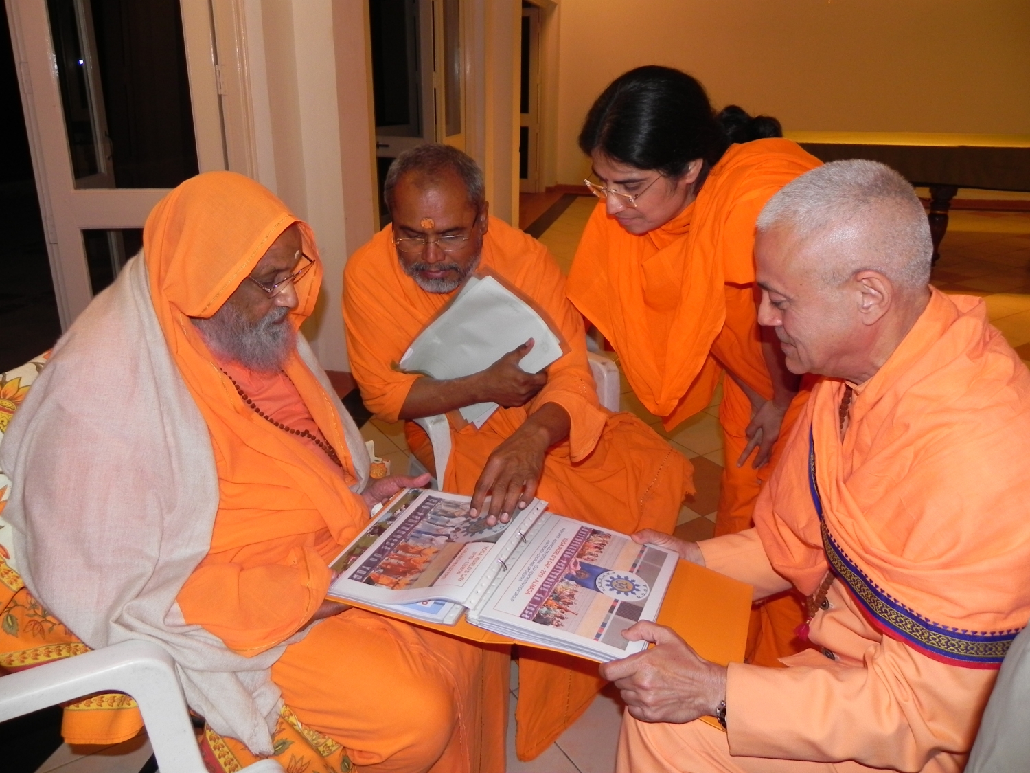 Meeting of H.H. Jagat Guru Amrta Súryánanda Mahá Rája with H.H. Pujiya Svámin Dayánanda Sarasvatí - Ahmedabad, India – 2011