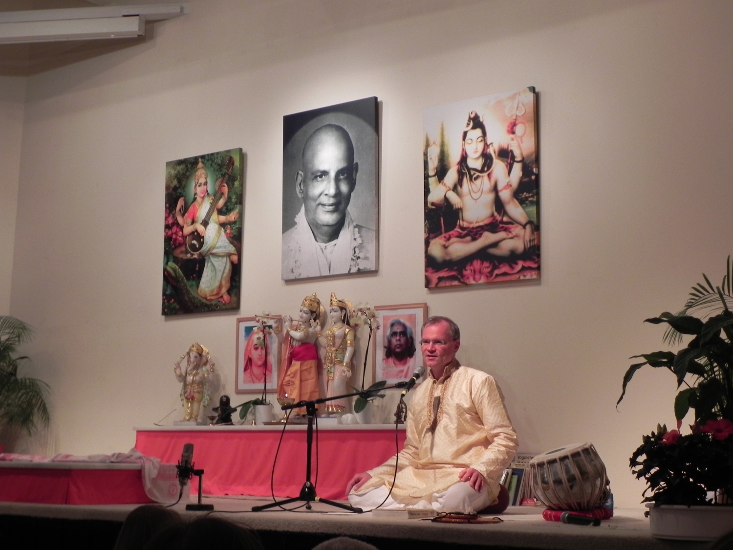 Encontro de H.H. Jagat Guru Amrta Sūryānanda Mahā Rāja com o Mestre Sukadev Bretz - Yoga Vidya, Bad Meinberg, Alemanha - 2012, Março